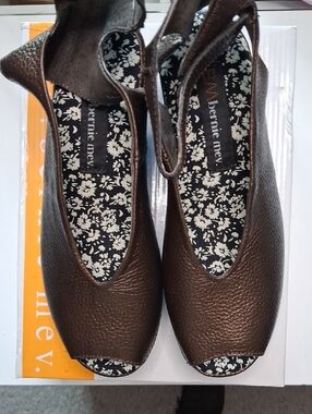 bernie mev. Brown Leather Peep-Toe Ankle-Strap Sandals